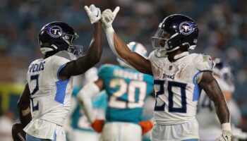 Titans pick up 1st win of season in ugly romp against Dolphins