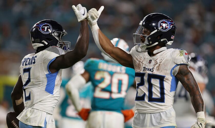 Titans pick up 1st win of season in ugly romp against Dolphins