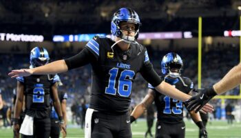 Jared Goff throws for 2 touchdowns, catches 1 as Lions top Seahawks