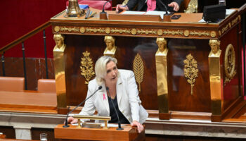 « Respect » et « lignes rouges » : les premiers échanges entre Barnier et Le Pen à l’Assemblée