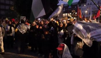 Während Iran knapp 200 Raketen auf Israel feuert, jubeln Demonstranten in Berlin