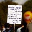 Dans la manifestation parisienne : «Je ne vais pas passer une heure à écouter Barnier»