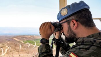 Un casque bleu espagnol de la Force intérimaire des Nations Unies au Liban (Finul), dans le sud du Liban, le 23 août 2023