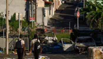 Des carcasses de voitures brûlées à Fort-de-France, le 23 septembre 2024 en Martinique