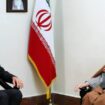 Une photo fournie par le bureau du guide suprême iranien, l'ayatollah Ali Khamenei, le 25 février 2019, le montre (à droite) rencontrant le président syrien Bashar al-Assad à Téhéran.