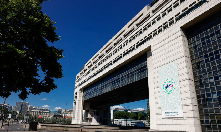 Baisse des dépenses, hausses d’impôts, report de la revalorisation des retraites… Les économies de Bercy pour le budget 2025