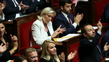 Michel Barnier “fait les yeux doux à Marine Le Pen” sur l’immigration