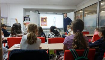 Un cours d'économie dispensé par Anthony Benhamou dans une école primaire du 8e arrondissement, le 26 septembre 2024