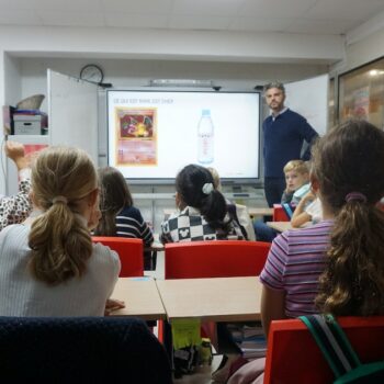 Un cours d'économie dispensé par Anthony Benhamou dans une école primaire du 8e arrondissement, le 26 septembre 2024