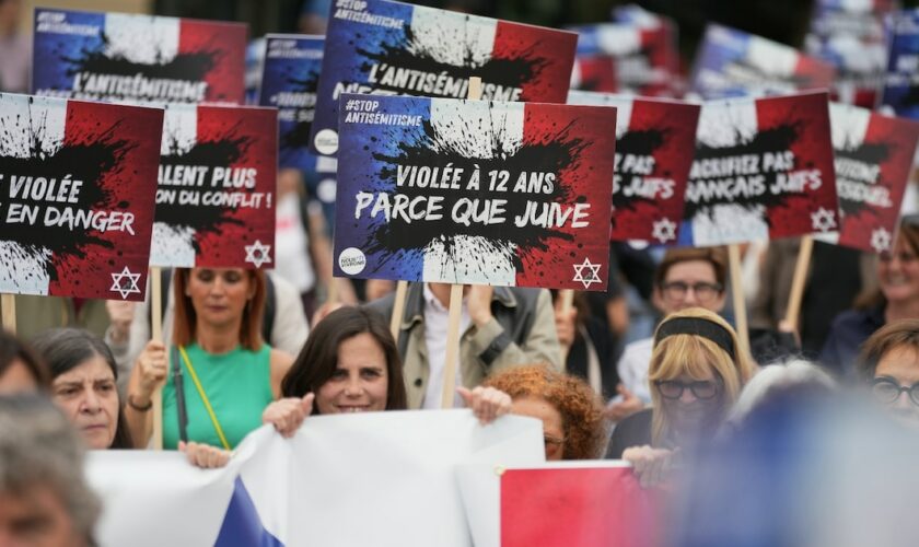 Manifestation contre l'antisémitisme après le viol d'une enfant juive de 12 ans à Courbevoie, le 20 juin 2024 à Paris