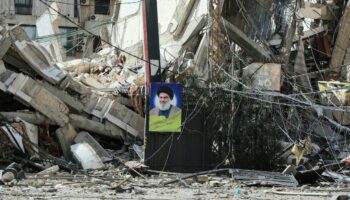 Un portrait d'Hassan Nasrallah au milieu des ruines après un bombardement israélien sur la banlieue sud de Beyrouth. Photo prise le 2 octobre 2024 pendant une visite organisée par le service de presse du Hezbollah