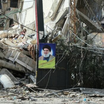 Un portrait d'Hassan Nasrallah au milieu des ruines après un bombardement israélien sur la banlieue sud de Beyrouth. Photo prise le 2 octobre 2024 pendant une visite organisée par le service de presse du Hezbollah