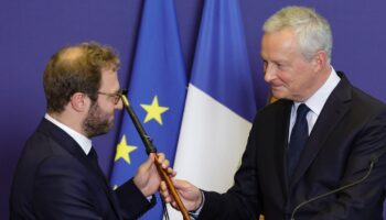 Bruno Le Maire, félicite le nouveau ministre de l'Économie Antoine Armand, lors de la cérémonie de passation de pouvoir à Bercy, à Paris, le 22 septembre 2024