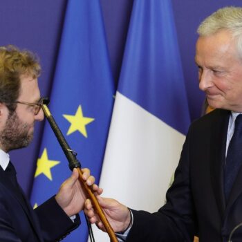 Bruno Le Maire, félicite le nouveau ministre de l'Économie Antoine Armand, lors de la cérémonie de passation de pouvoir à Bercy, à Paris, le 22 septembre 2024