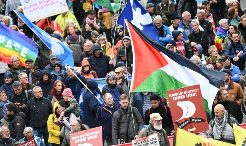 Friedensdemo in Berlin: Tausende protestieren in Berlin gegen Krieg