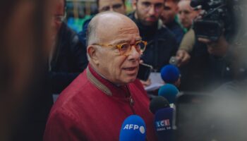 L'ancien Premier ministre socialiste français Bernard Cazeneuve s'adresse aux médias lors des Quatre Rencontres de la Gauche à Bram, dans le sud-ouest de la France, le 28 septembre 2024. (Photo d'IDRISS BIGOU-GILLES / AFP )