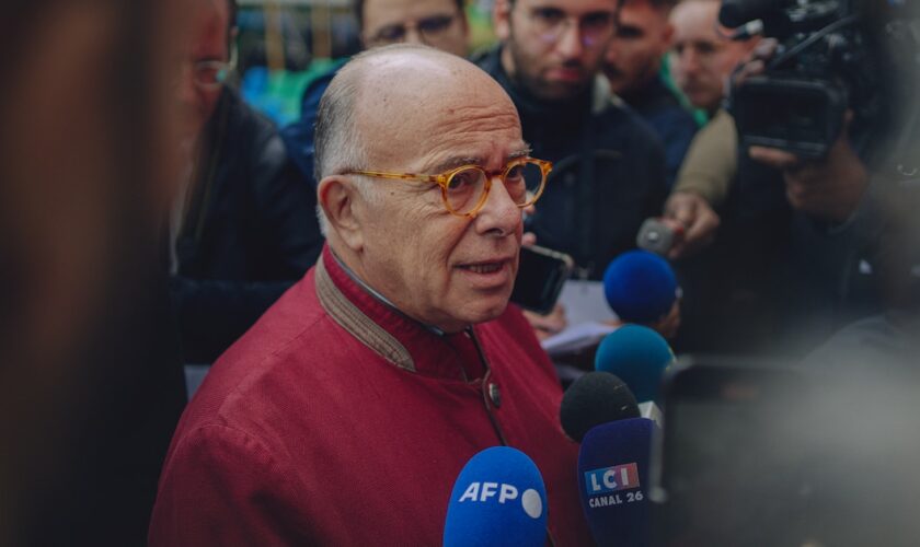 L'ancien Premier ministre socialiste français Bernard Cazeneuve s'adresse aux médias lors des Quatre Rencontres de la Gauche à Bram, dans le sud-ouest de la France, le 28 septembre 2024. (Photo d'IDRISS BIGOU-GILLES / AFP )