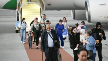 Des passagers débarquent d'un vol d'évacuation du gouvernement bulgare en provenance du Liban à l'aéroport de Sofia, le 30 septembre 2024.