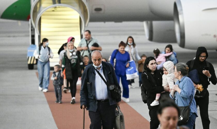 Des passagers débarquent d'un vol d'évacuation du gouvernement bulgare en provenance du Liban à l'aéroport de Sofia, le 30 septembre 2024.