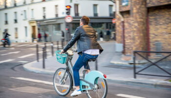 Beaucoup font ce geste à vélo – ils risquent pourtant une amende de 135 euros