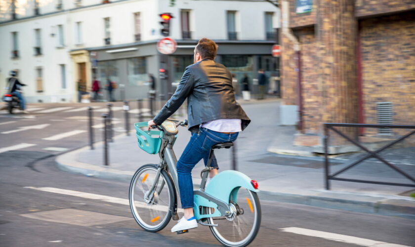 Beaucoup font ce geste à vélo – ils risquent pourtant une amende de 135 euros