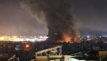 De la fumée s'élève après une frappe aérienne israélienne sur la banlieue sud de Beyrouth, tard le 3 octobre 2024. (Photo par AFP)