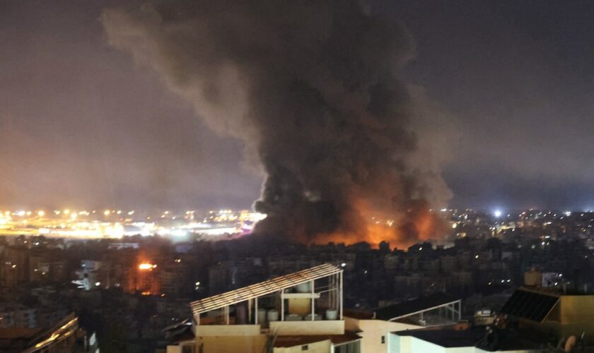 De la fumée s'élève après une frappe aérienne israélienne sur la banlieue sud de Beyrouth, tard le 3 octobre 2024. (Photo par AFP)