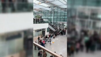 Kilometerlange Schlange am Flughafen München