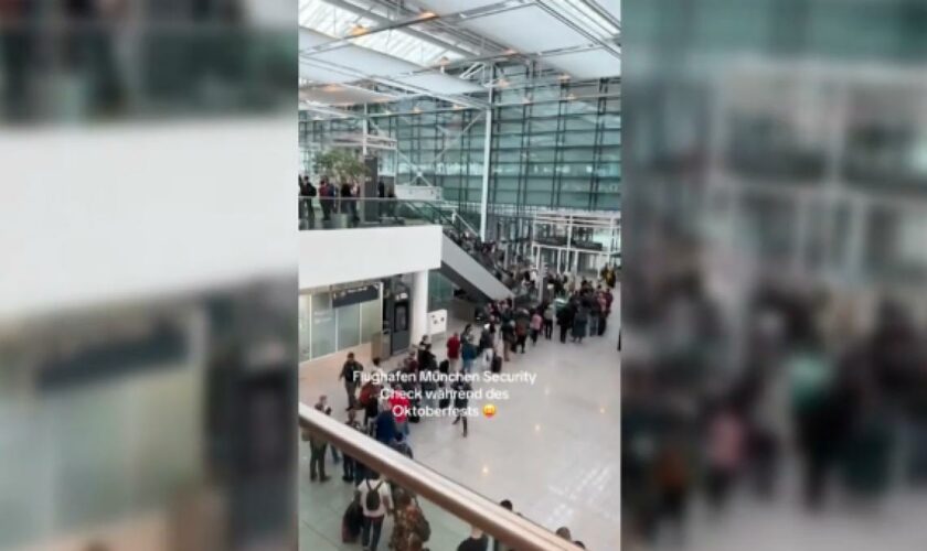 Kilometerlange Schlange am Flughafen München