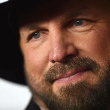 Le chanteur de country Garth Brooks accusé de viol par son ancienne coiffeuse et maquilleuse