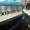 La première voiture électrique du fabricant chinois de smartphones Xiaomi, le modèle Xiaomi SU7, dans un magasin de Hangzhou, dans l'est de la Chine, le 25 mars 2024