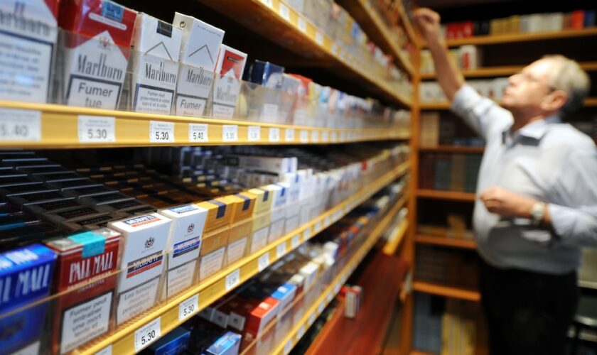 Pas de report massif vers le marché noir, malgré les hausses de prix successives: 4 fumeurs sur 5 ont acheté leur dernier paquet de cigarettes chez le buraliste