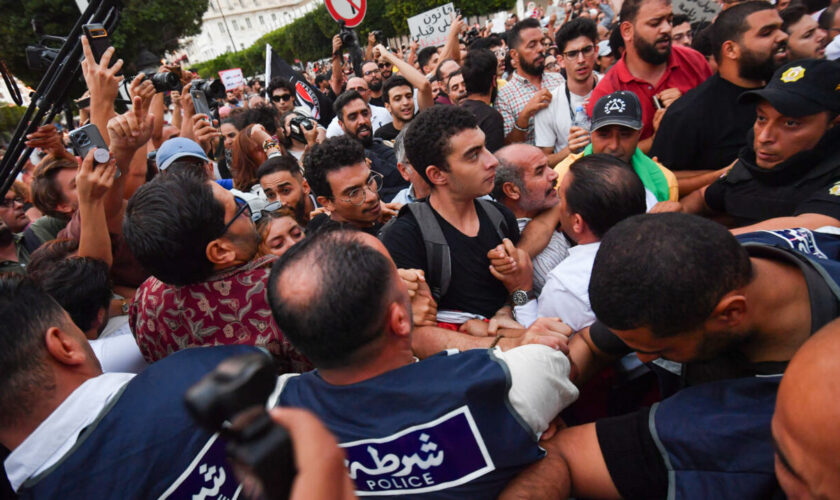 En Tunisie, des manifestants dénoncent les "atteintes aux libertés" avant la présidentielle