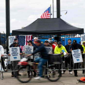 Etats-Unis : les dockers reprennent le travail après trois jours de grève et un accord de principe sur les salaires