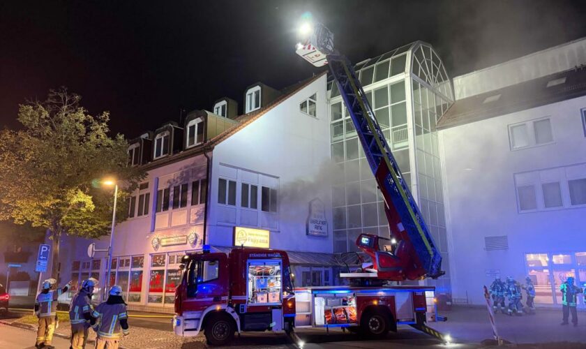 Elf Verletzte bei Brand in Hotel, ein Mensch in Lebensgefahr