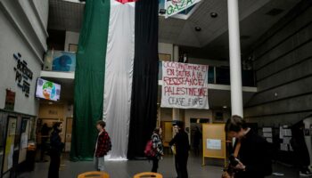 En réaction à une circulaire, Jean-Luc Mélenchon appelle les étudiants à «mettre des drapeaux palestiniens partout» dès mardi