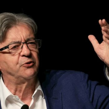 Le leader de LFI Jean-Luc Mélenchon s'exprime lors de l'université d'été du mouvement le 23 août 2024 à Châteauneuf-sur-Isère, dans la Drôme