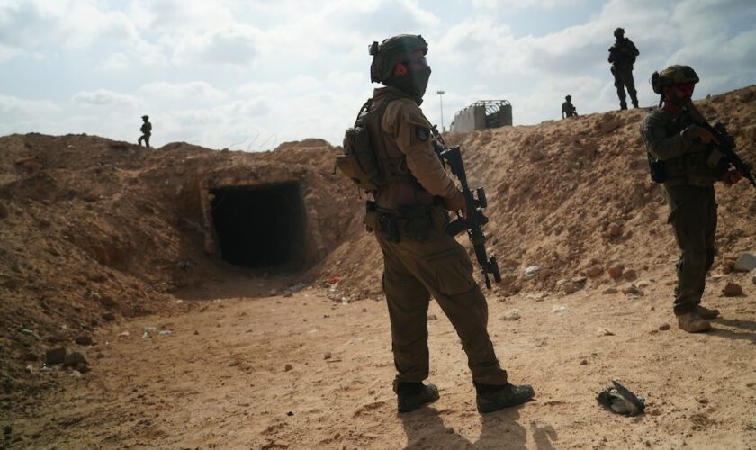 Photo prise lors d'une visite contrôlée et éditée sous la supervision de l'armée israélienne montrant des soldats israéliens à l'entrée d'un tunnel à Rafah, dans le sud de la bande de Gaza, le 13 septembre 2024