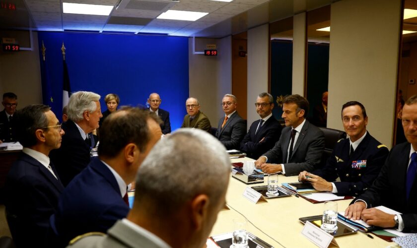 Le président français Emmanuel Macron présidant un Conseil de défense consacré au Liban au palais de l'Élysée, à Paris, le 1er octobre 2024