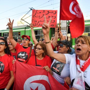 En Tunisie, des centaines de manifestants dénoncent des « libertés piétinées » avant la présidentielle