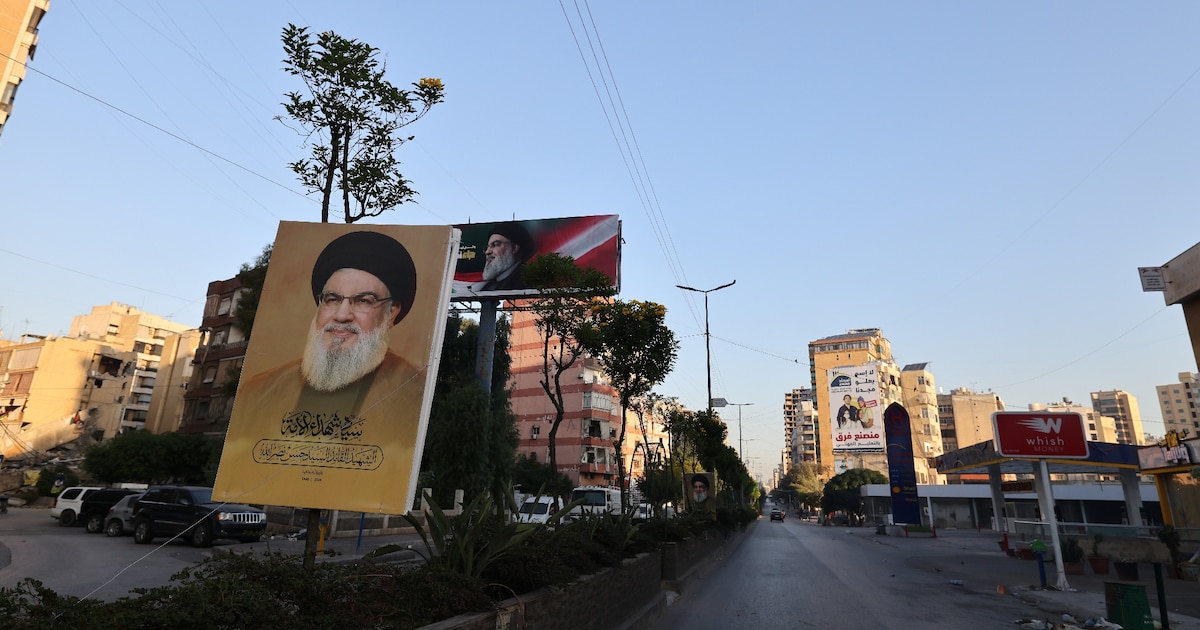 Des portraits d'Hassan Nasrallah, le chef du Hezbollah tué fin septembre dans un raid israélien dans la banlieue sud de Beyrouth, dans ce quartier déserté, le 5 octobre 2024