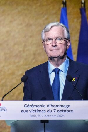 Cérémonie d’hommage du 7-Octobre : Emmanuel Macron hué lors du discours de Michel Barnier