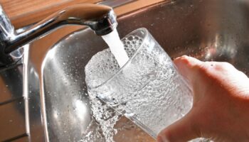 Tap water is poured from a faucet into a glass, water quality, drinking water, spouts, faucet, water, hand, kitchen, usage worldwide Photo by: FrankHoermann/SVEN SIMON/picture-alliance/dpa/AP Images