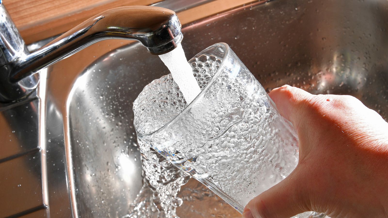 Tap water is poured from a faucet into a glass, water quality, drinking water, spouts, faucet, water, hand, kitchen, usage worldwide Photo by: FrankHoermann/SVEN SIMON/picture-alliance/dpa/AP Images