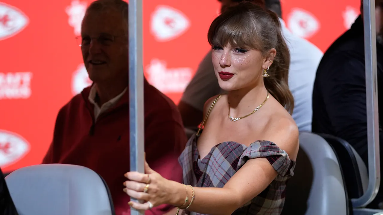 'ManningCast' gets awkward as Taylor Swift appears on screen during broadcast