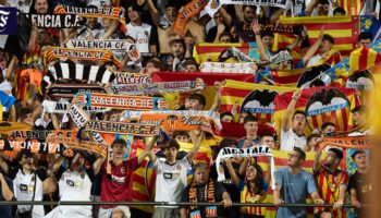 Pässe am Flughafen entzogen: Fußball-Fans in Singapur festgesetzt