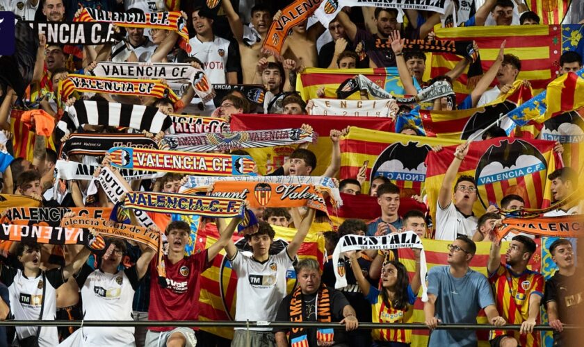 Pässe am Flughafen entzogen: Fußball-Fans in Singapur festgesetzt