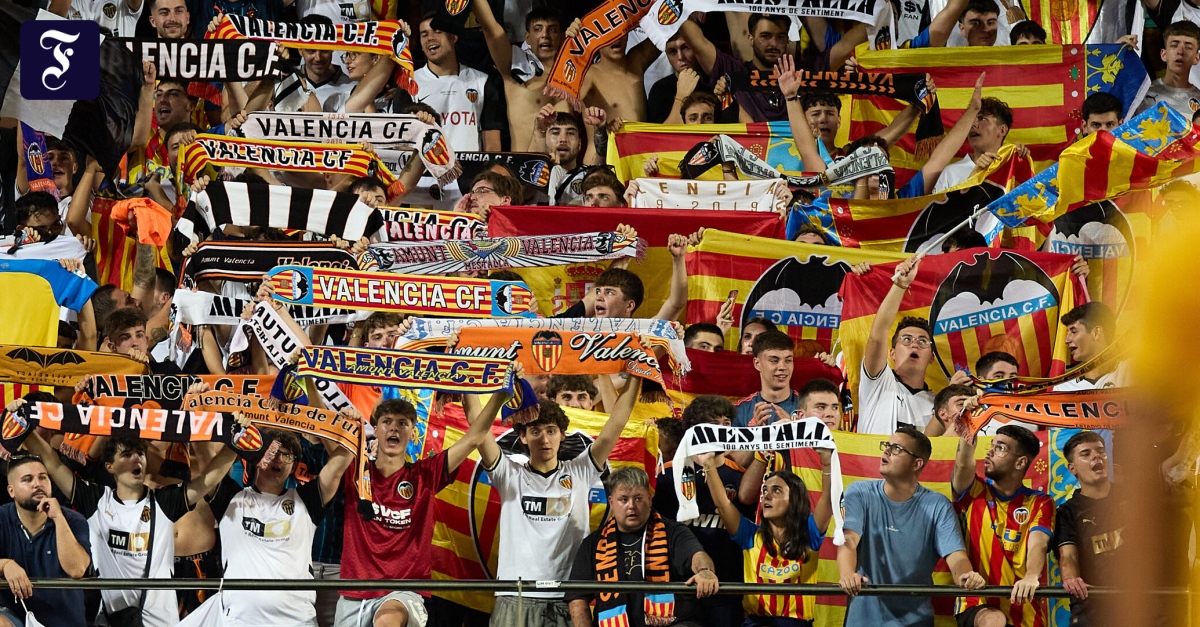 Pässe am Flughafen entzogen: Fußball-Fans in Singapur festgesetzt