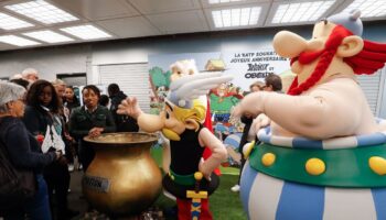 Dans une station du métro parisien à l'occasion du 60ème anniversaire de la création d'Astérix, le 9 octobre 2019