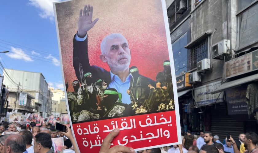 Des gens, tenant des banderoles et des drapeaux palestiniens, se rassemblent pour protester contre les attaques israéliennes sur Gaza et l'assassinat du chef du Bureau politique du Hamas, Yahya Sinwar, à Amman, en Jordanie, le 18 octobre 2024.